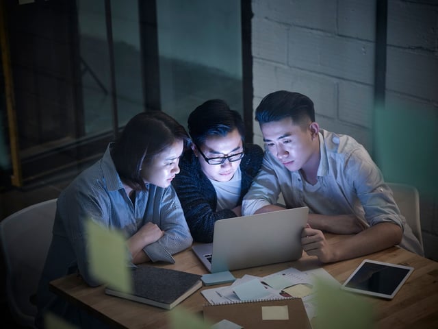 3 emprendedores colaborando en un proyecto