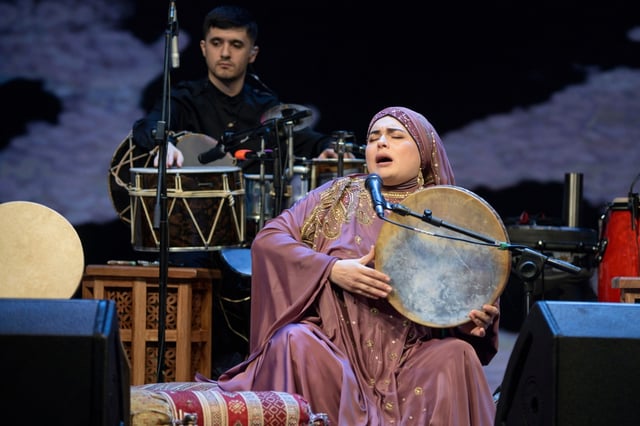 Artista tocando alquitr&aacute;n en el Festival Mugham