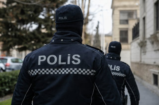 Polic&iacute;a azerbaiyana caminando por las calles