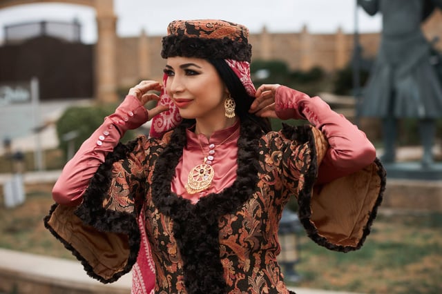 Mujer azerbaiyana con ropa nacional