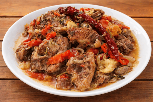 Estofado de cordero buglama con verduras