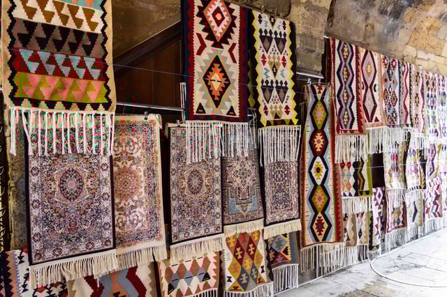 Mont&oacute;n de alfombras en un bazar de Azerbaiy&aacute;n