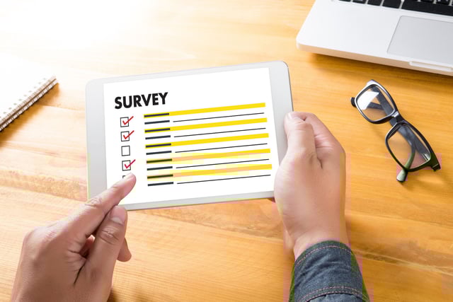 Empresario revisando los resultados de una encuesta en una tableta