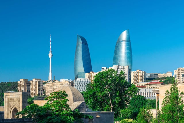 Vista diurna de las Torres de la Llama, Azerbaiy&aacute;n