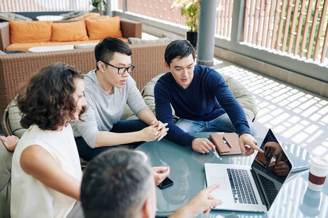 N&oacute;madas digitales trabajando en un proyecto de equipo