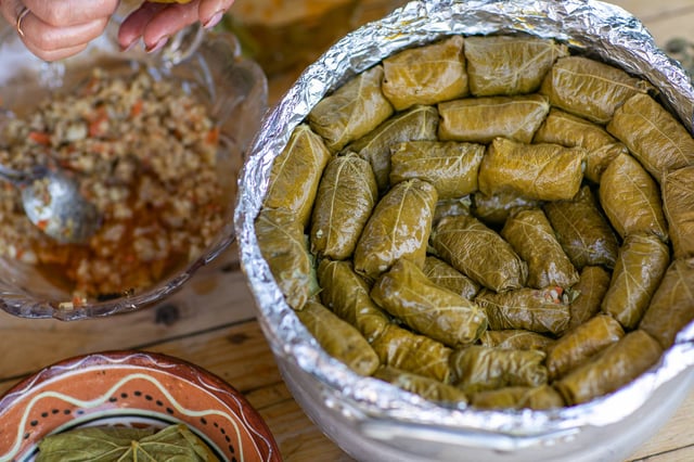 Hojas de parra rellenas de dolma con arroz