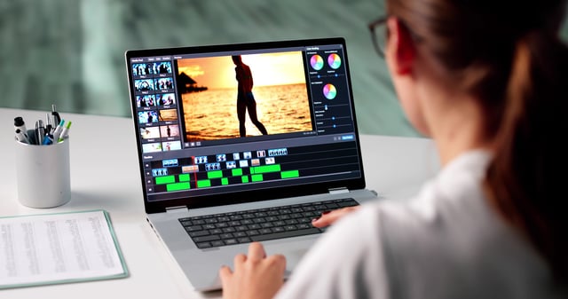 Editora femenina creando y editando videos
