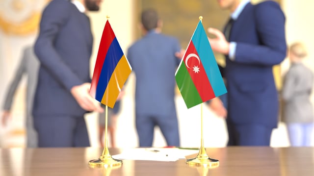 Banderas de Armenia y Azerbaiy&aacute;n sobre una mesa