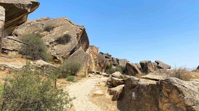 Parque Nacional de Gobust&aacute;n durante un d&iacute;a soleado