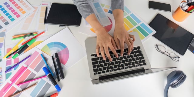 Dise&ntilde;ador gr&aacute;fico trabajando en una computadora port&aacute;til