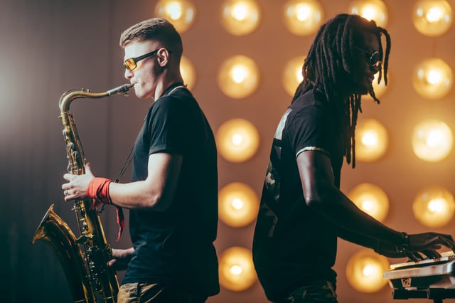 M&uacute;sicos con un saxof&oacute;n y un piano el&eacute;ctrico