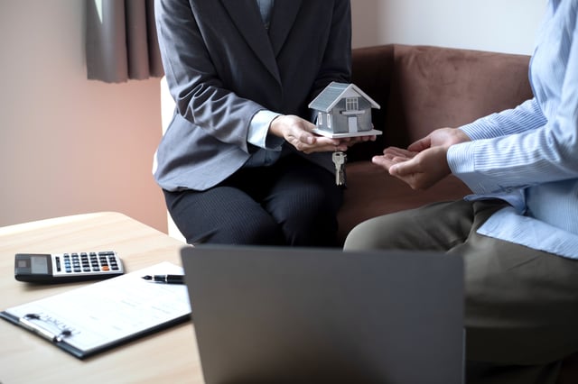 Agente inmobiliario entregando llaves