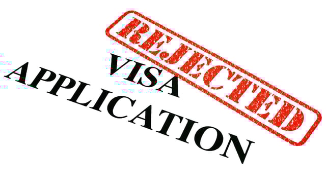 Primer plano del documento de solicitud de visa rechazada