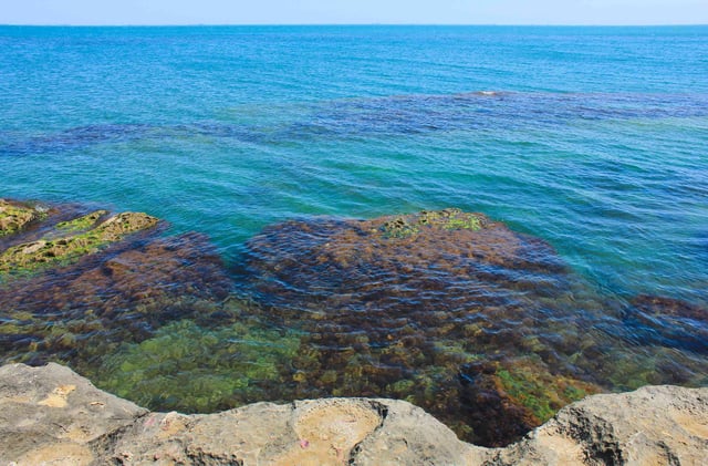 Costa rocosa del mar Caspio en Azerbaiy&aacute;n