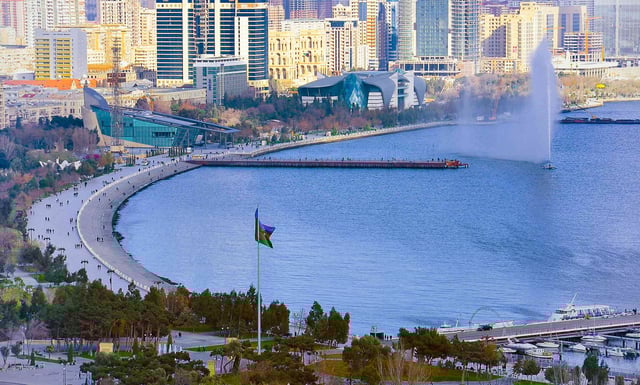 Impresionante vista del bulevar junto al mar Caspio