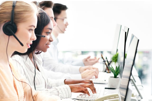 Teleoperadores que asesoran a clientes en un centro de llamadas