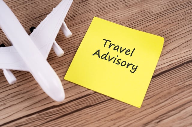 Texto de advertencia de viaje en una nota adhesiva