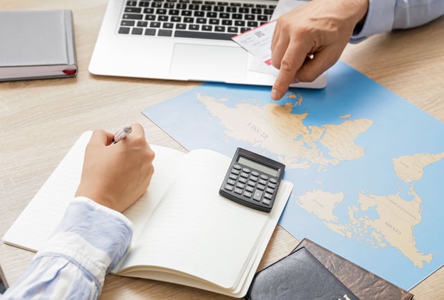 Agente de viajes planeando una gira con el cliente