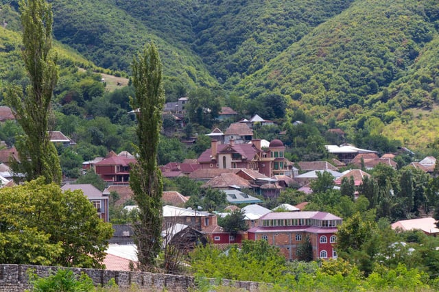 Vista de la ciudad de Sheki y las monta&ntilde;as del C&aacute;ucaso
