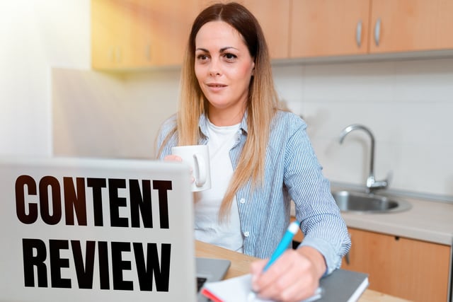 Mujer revisando contenido en l&iacute;nea en una computadora port&aacute;til