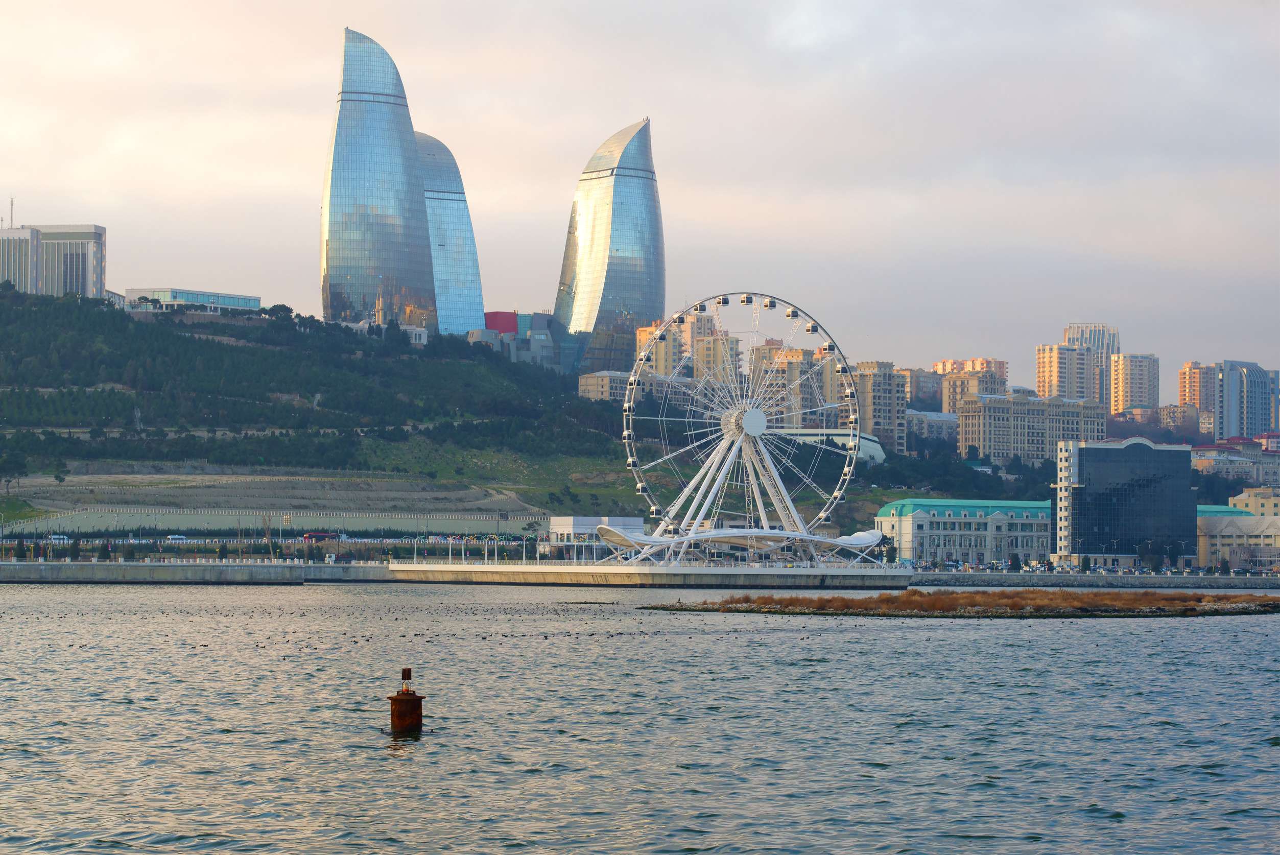 Vista serale della costa di Baku con lo skyline