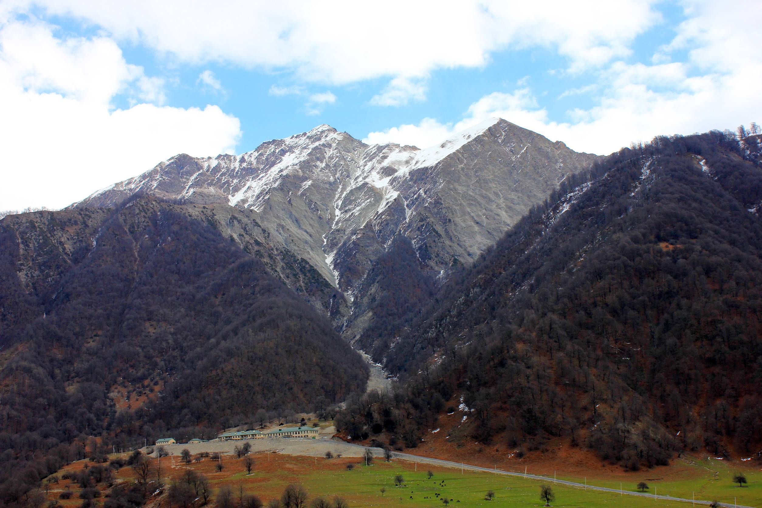 Gabala, montañas nevadas en Gabala, Azerbaiyán