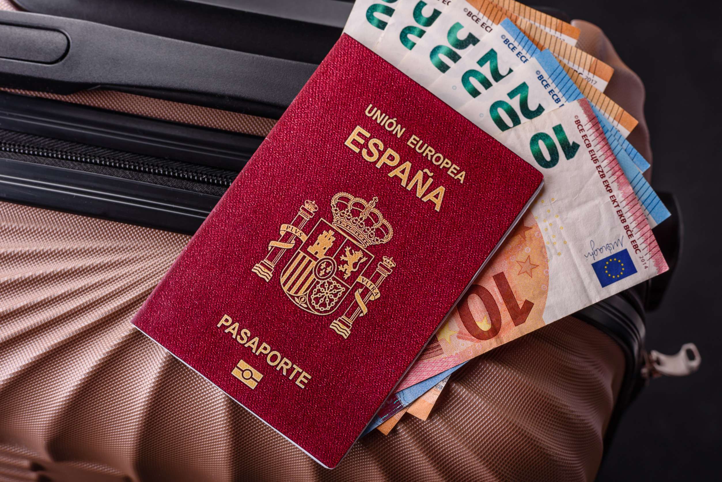 Pasaporte internacional de un ciudadano español en una maleta a la salida del aeropuerto