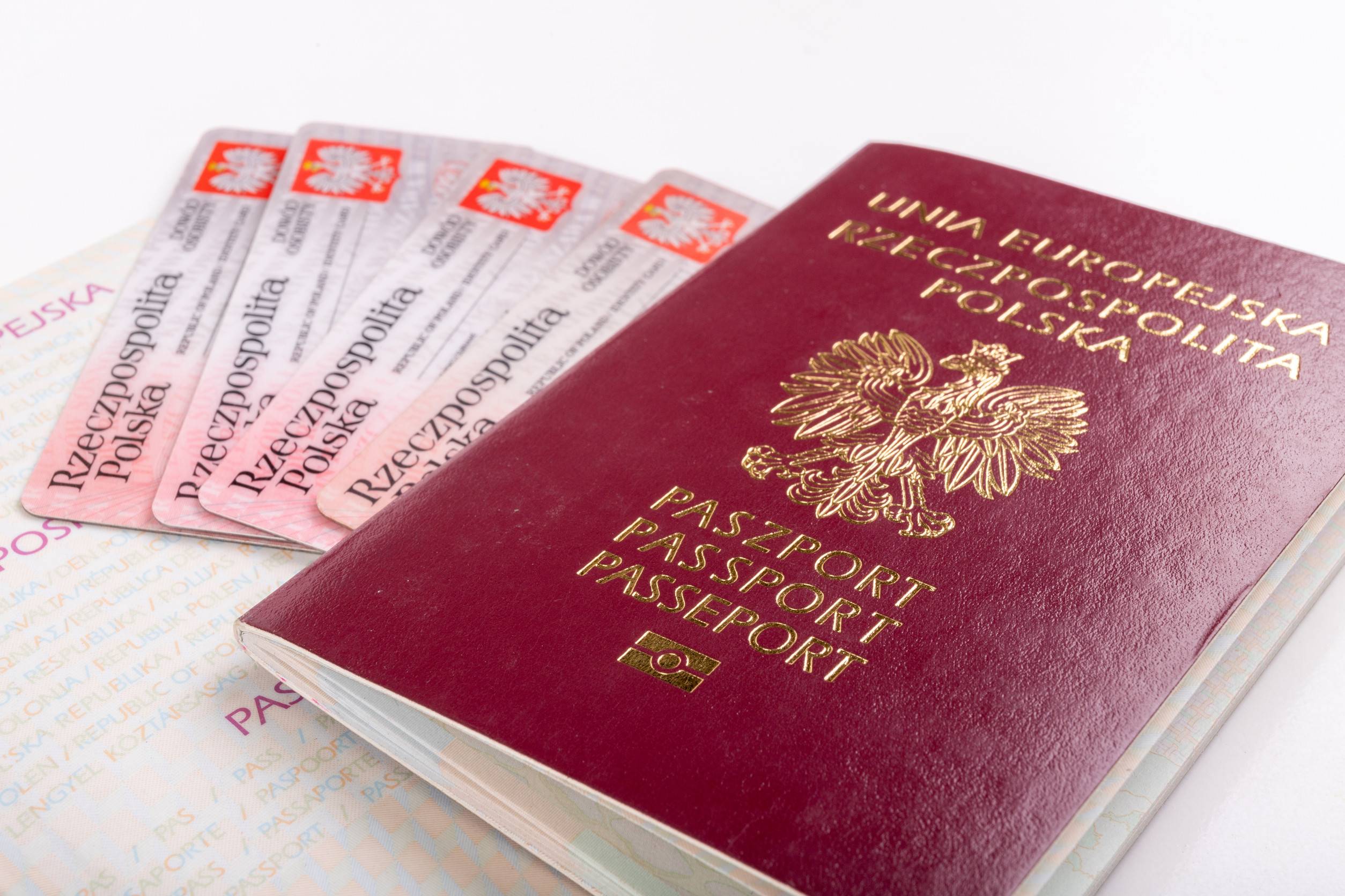Passeport et carte d'identité polonais sur un tableau blanc. Documents personnels d'un pays européen.