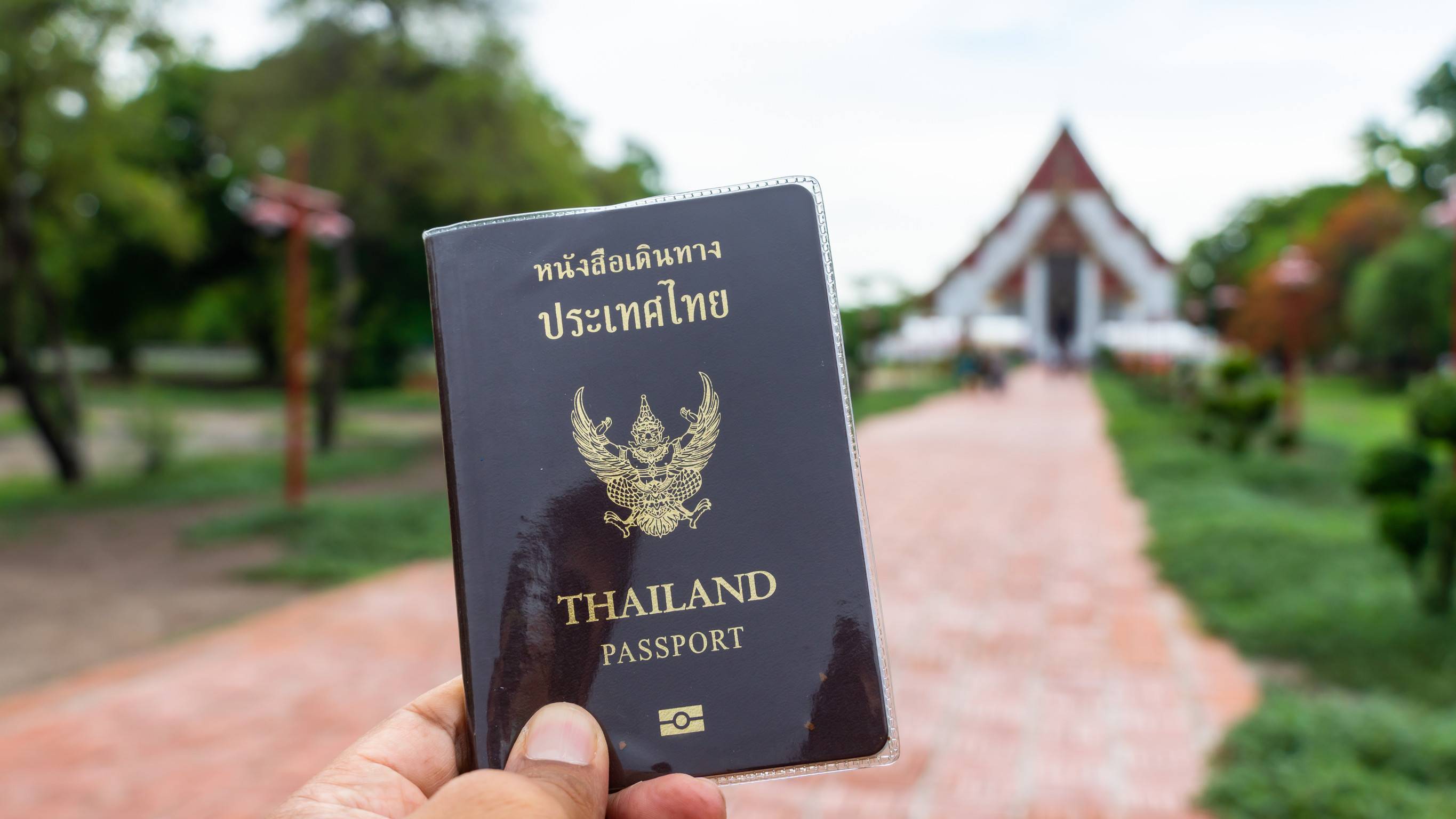 Viaggiatore con passaporto thailandese nella provincia di Ayutthaya, Thailandia